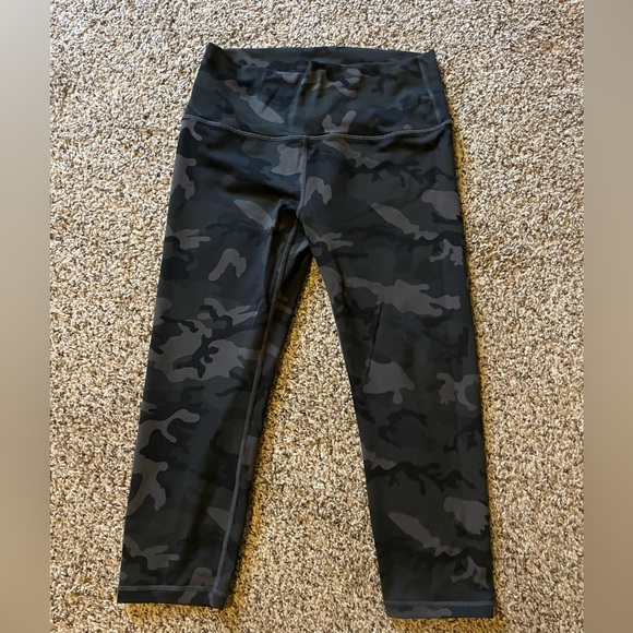 Zyia Active Camo Capri Leggings size 6-8 - Picture 2 of 5